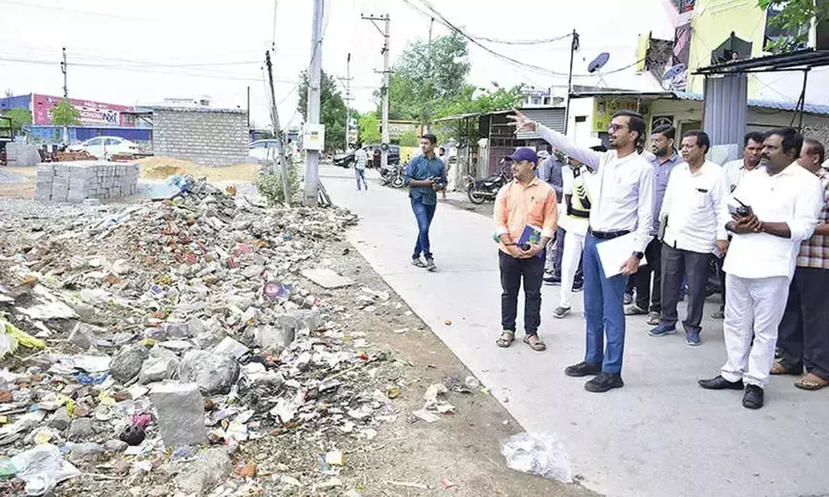 Andhra: कलेक्टर ने किया सफाई व्यवस्था का औचक निरीक्षण Andhra: कलेक्टर ने किया सफाई व्यवस्था का औचक निरीक्षण