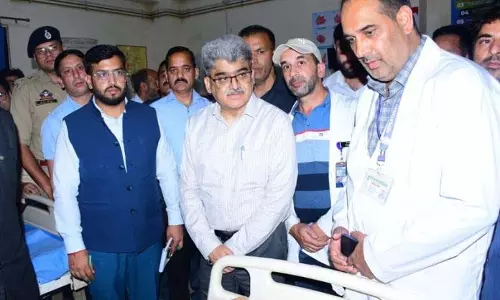 Jammu: मुख्य सचिव ने गोलाबारी प्रभावित सीमा क्षेत्र का दौरा किया, राहत उपायों की समीक्षा की Jammu: मुख्य सचिव ने गोलाबारी प्रभावित सीमा क्षेत्र का दौरा किया, राहत उपायों की समीक्षा की