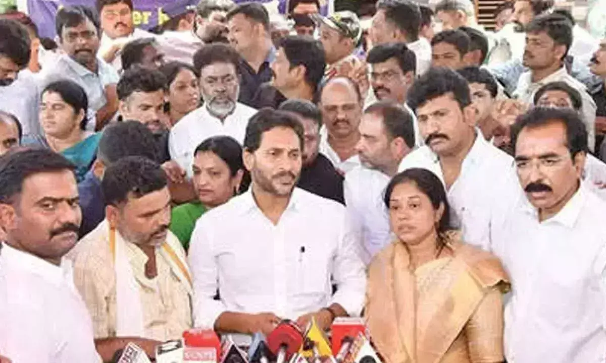 Andhra: जगन ने शहीद जवान के परिवार को वित्तीय सहायता दी Andhra: जगन ने शहीद जवान के परिवार को वित्तीय सहायता दी
