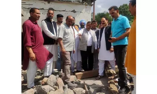भाजपा के अन्य नेताओं ने Poonch में गोलाबारी प्रभावित इलाकों का दौरा किया भाजपा के अन्य नेताओं ने Poonch में गोलाबारी प्रभावित इलाकों का दौरा किया