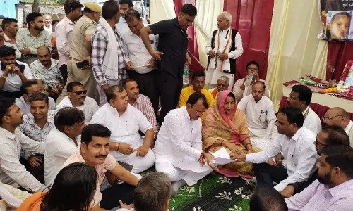 Jaipur: उप मुख्यमंत्री ने दुर्घटना पीड़ितों के परिजनों को बंधाया ढांढस Jaipur: उप मुख्यमंत्री ने दुर्घटना पीड़ितों के परिजनों को बंधाया ढांढस