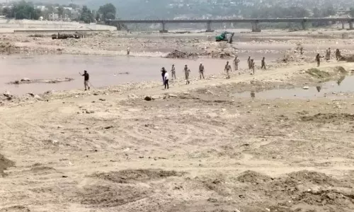 तवी में G&M और पुलिस टीम पर हमला, वाहन क्षतिग्रस्त तवी में G&M और पुलिस टीम पर हमला, वाहन क्षतिग्रस्त