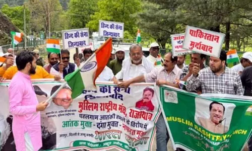 26 पर्यटकों की हत्या के विरोध में Pahalgam में बड़े पैमाने पर विरोध प्रदर्शन 26 पर्यटकों की हत्या के विरोध में Pahalgam में बड़े पैमाने पर विरोध प्रदर्शन