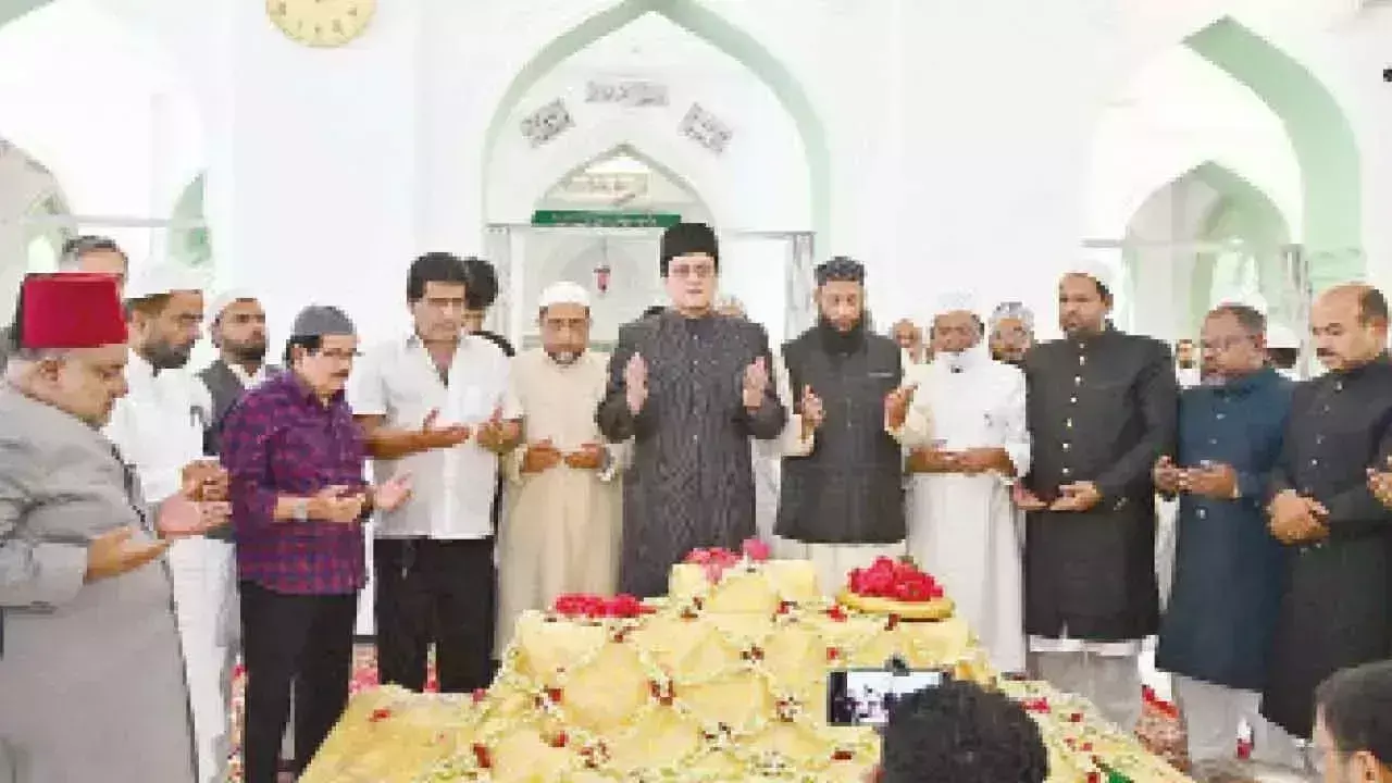 Telangana: निजाम मीर उस्मान अली खान की पुण्यतिथि पर श्रद्धांजलि अर्पित की गई