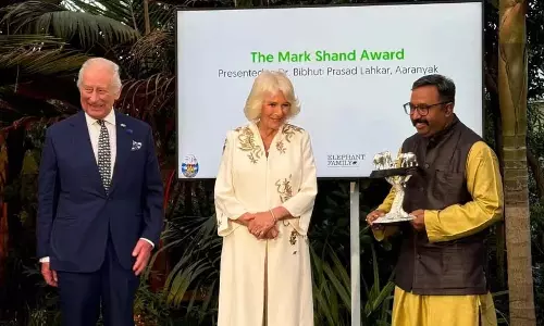 रानी कैमिला ने वन्यजीव संरक्षण समारोह में Assam की डॉ. विभूति लहकर का सम्मान किया रानी कैमिला ने वन्यजीव संरक्षण समारोह में Assam की डॉ. विभूति लहकर का सम्मान किया