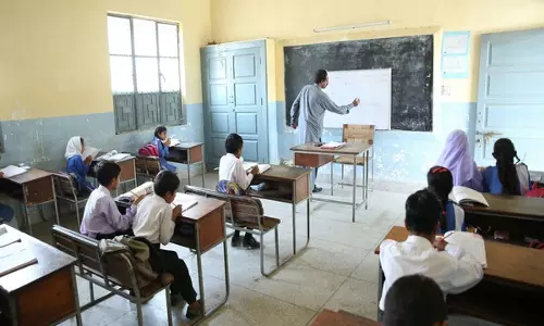 भारत-पाक समझौते से तनाव कम होने के बाद कल से जम्मू-कश्मीर के सीमावर्ती इलाकों में स्कूल खुलेंगे भारत-पाक समझौते से तनाव कम होने के बाद कल से जम्मू-कश्मीर के सीमावर्ती इलाकों में स्कूल खुलेंगे
