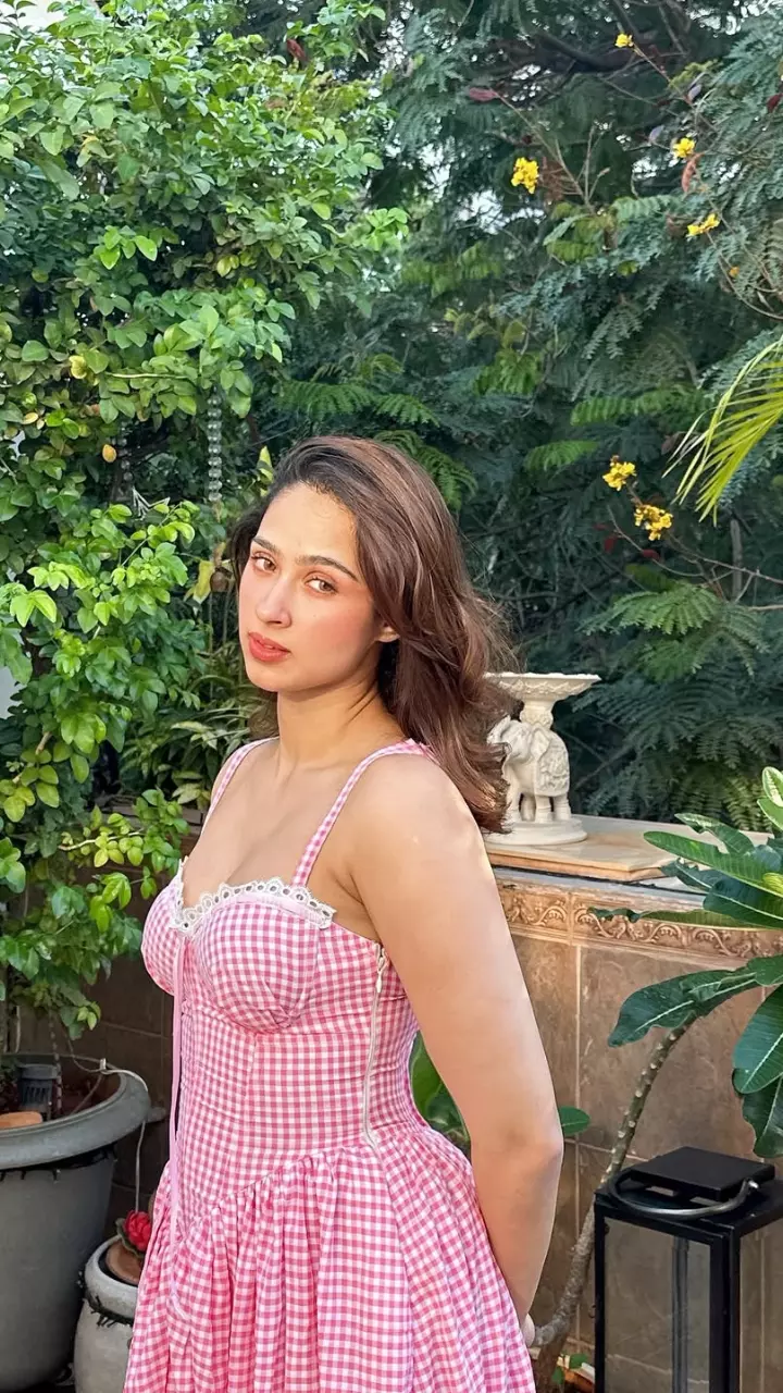 पश्मीना रोशन ने फ्लॉन्ट किया फिगर