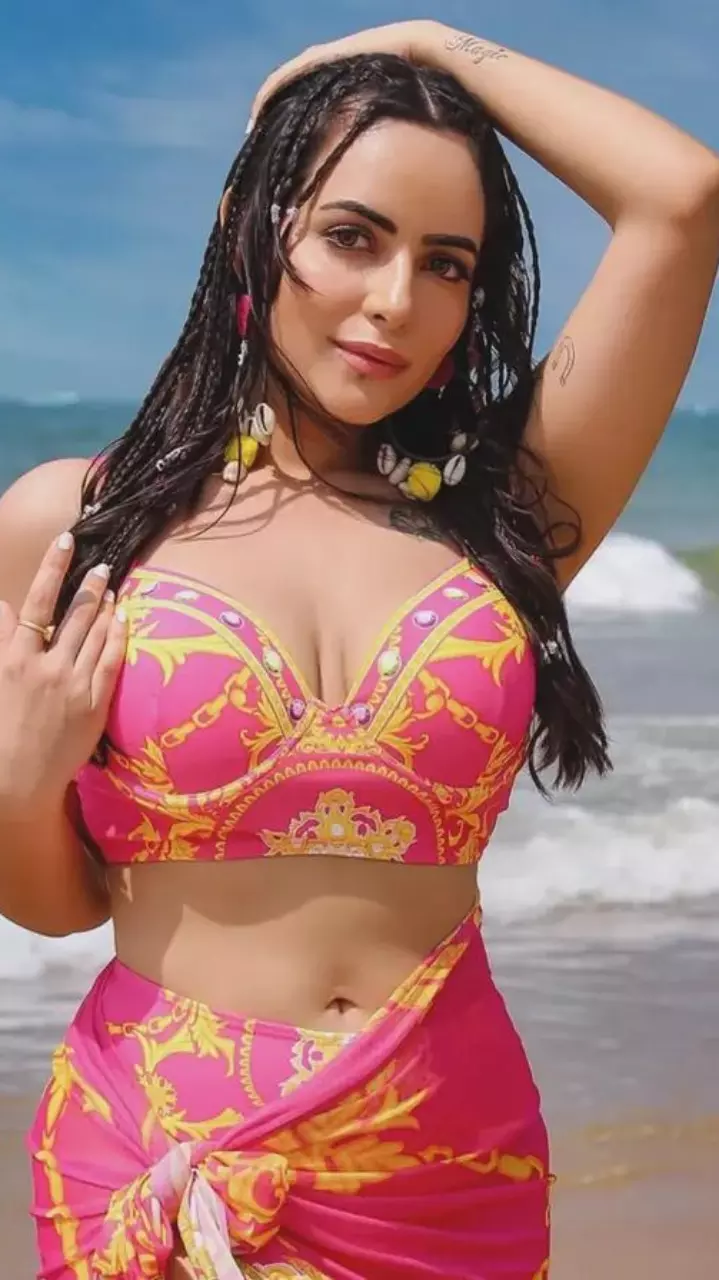 आंचल मुंजाल ने फ्लॉन्ट किया फिगर