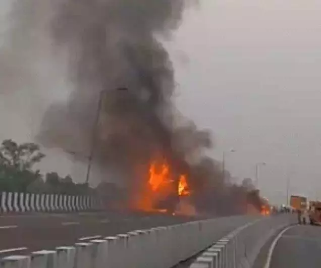 बस में 5 यात्री जिंदा जले, आग की चपेट में वाहन बस में 5 यात्री जिंदा जले, आग की चपेट में वाहन