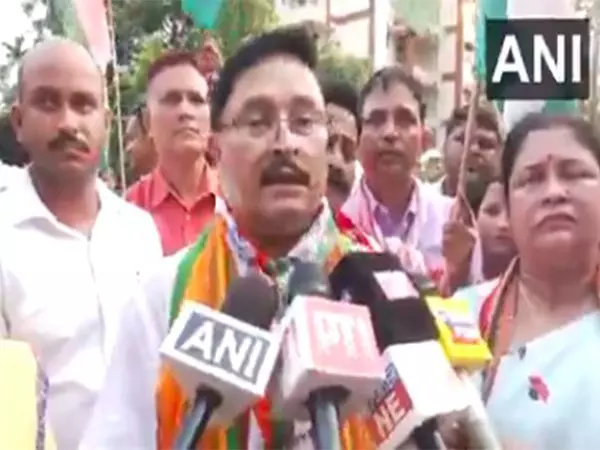तीनों सेनाओं ने अदम्य साहस का परिचय दिया: Guwahati में तिरंगा यात्रा में दिलीप साकिया तीनों सेनाओं ने अदम्य साहस का परिचय दिया: Guwahati में तिरंगा यात्रा में दिलीप साकिया