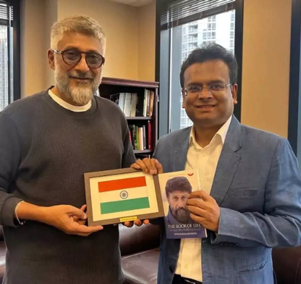 शिकागो पहुंचे विवेक रंजन अग्निहोत्री, महावाणिज्यदूत सोमनाथ घोष संग शेयर की तस्वीर शिकागो पहुंचे विवेक रंजन अग्निहोत्री, महावाणिज्यदूत सोमनाथ घोष संग शेयर की तस्वीर