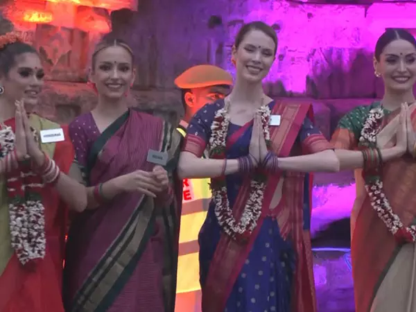 Miss World 2025: प्रतिभागियों ने तेलंगाना में हज़ार स्तंभों वाले मंदिर का दौरा किया Miss World 2025: प्रतिभागियों ने तेलंगाना में हज़ार स्तंभों वाले मंदिर का दौरा किया