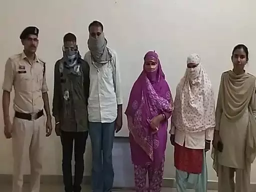 दुर्ग शहर से सटे गांव में सेक्स रैकेट का खुलासा, दो युवती और दो युवक अरेस्ट दुर्ग शहर से सटे गांव में सेक्स रैकेट का खुलासा, दो युवती और दो युवक अरेस्ट