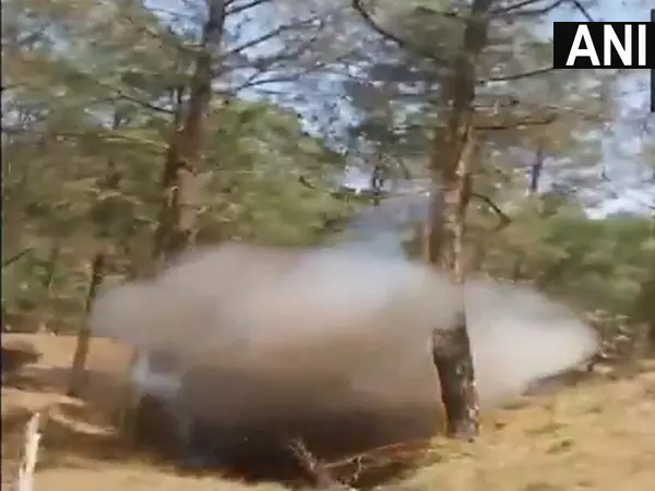 Indian Army नौशेरा में सक्रिय रूप से प्रक्षेप्यों को निष्क्रिय करने में लगी हुई है Indian Army नौशेरा में सक्रिय रूप से प्रक्षेप्यों को निष्क्रिय करने में लगी हुई है