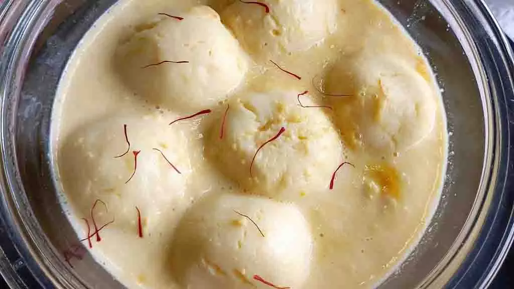 Rasmalai Recipe: मीठा खाने के हैं शौकीन तो घर पर खास विधि से बनाएं रसमलाई Rasmalai Recipe: मीठा खाने के हैं शौकीन तो घर पर खास विधि से बनाएं रसमलाई