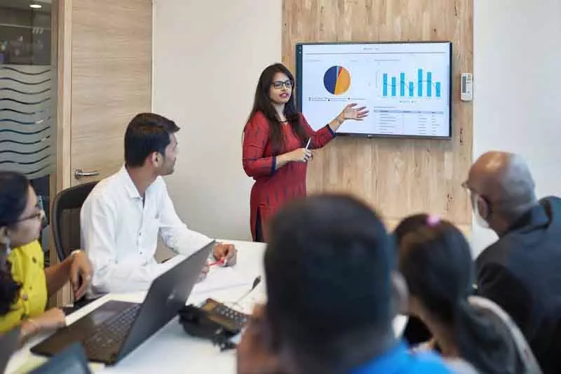 प्रवेश स्तर की निजी नौकरियों में महिलाओं की हिस्सेदारी 33%: रिपोर्ट प्रवेश स्तर की निजी नौकरियों में महिलाओं की हिस्सेदारी 33%: रिपोर्ट