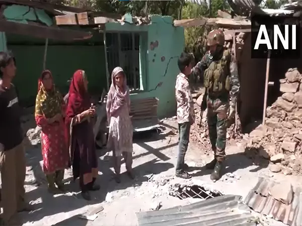 सेना Poonch में घर-घर जाकर गोलाबारी से हुए नुकसान के बीच स्थानीय लोगों को सहायता प्रदान कर रही सेना Poonch में घर-घर जाकर गोलाबारी से हुए नुकसान के बीच स्थानीय लोगों को सहायता प्रदान कर रही