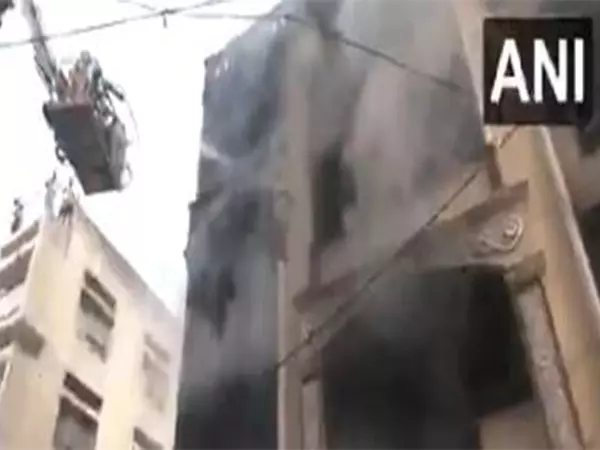 Hyderabad: बेगम बाजार में तीन मंजिला इमारत में लगी आग, एक को बचाया गया Hyderabad: बेगम बाजार में तीन मंजिला इमारत में लगी आग, एक को बचाया गया