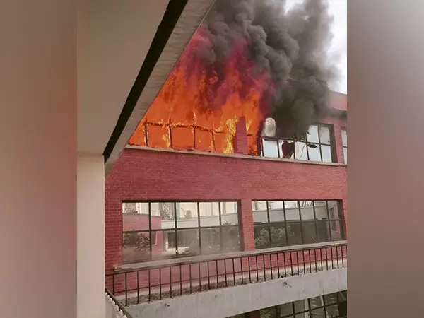 Delhi: पीतमपुरा में जीजीएस कॉलेज की लाइब्रेरी में लगी आग Delhi: पीतमपुरा में जीजीएस कॉलेज की लाइब्रेरी में लगी आग