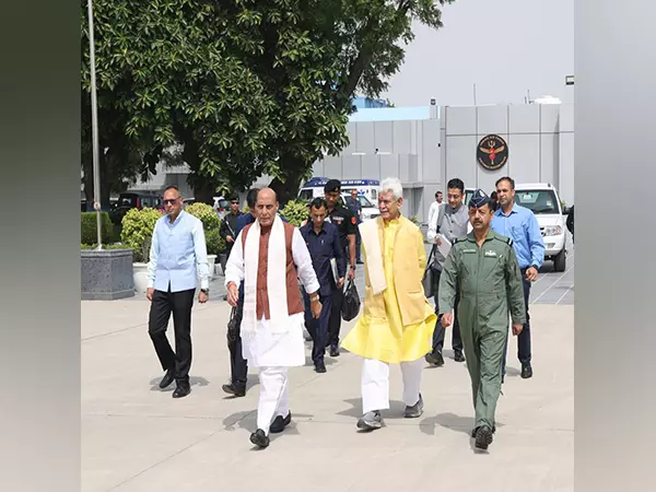 केंद्रीय रक्षा मंत्री Rajnath Singh श्रीनगर के लिए रवाना हुए केंद्रीय रक्षा मंत्री Rajnath Singh श्रीनगर के लिए रवाना हुए