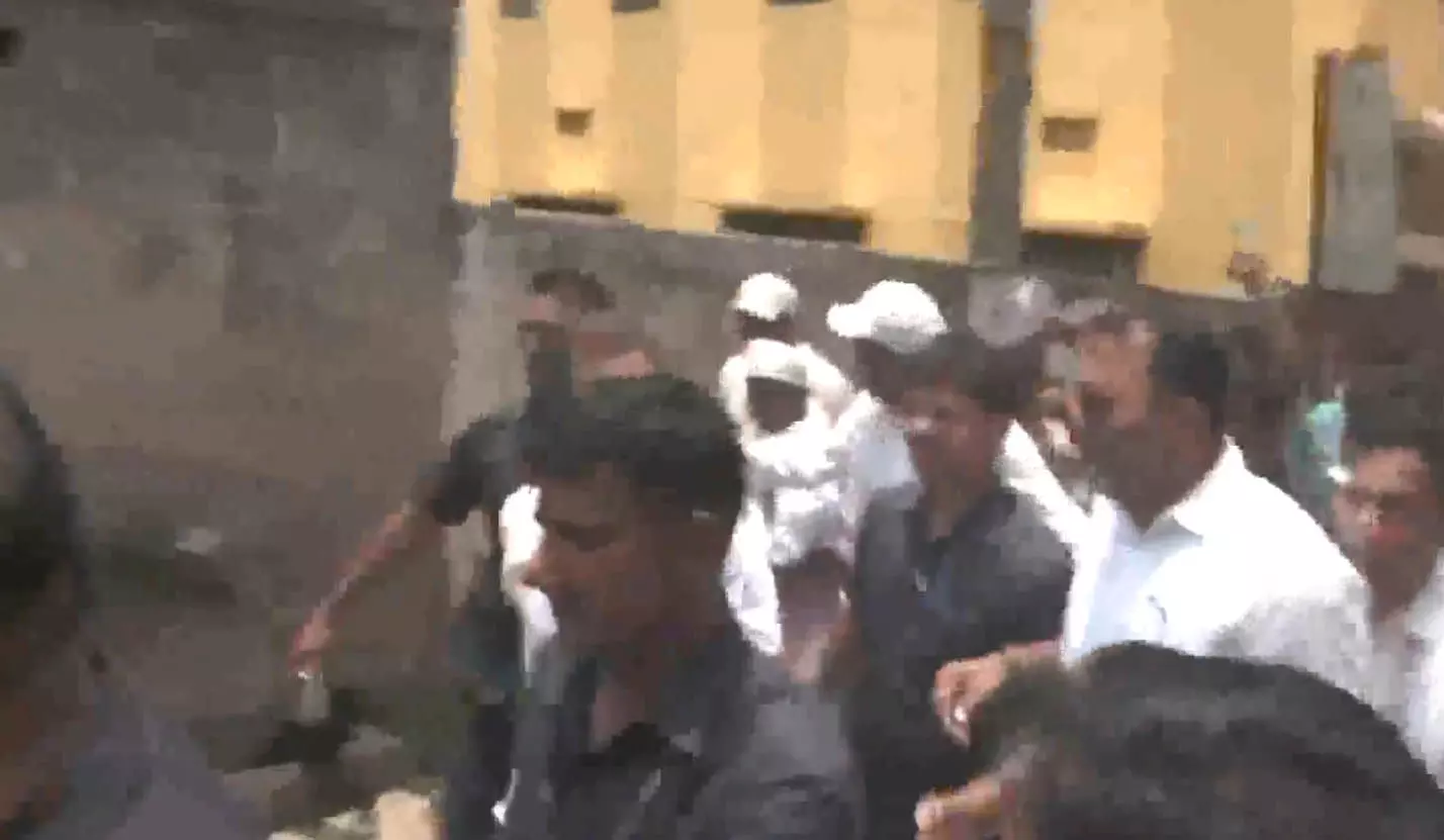 जब पुलिस ने राहुल गांधी को छात्रों को संबोधित करने से रोकने की कोशिश की, देखें जब पुलिस ने राहुल गांधी को छात्रों को संबोधित करने से रोकने की कोशिश की, देखें