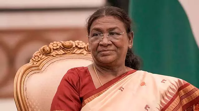 तमिलनाडु राज्यपाल मुद्दा: राष्ट्रपति ने SC से मांगा स्पष्टीकरण तमिलनाडु राज्यपाल मुद्दा: राष्ट्रपति ने SC से मांगा स्पष्टीकरण