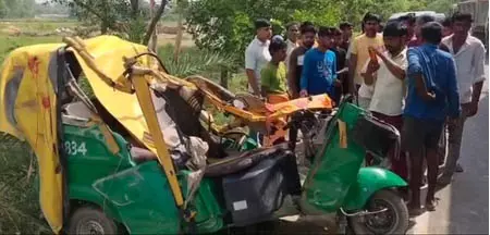 ऑटो को मारी डंपर ने टक्कर, 6 लोगों की मौत, कई लोग घायल ऑटो को मारी डंपर ने टक्कर, 6 लोगों की मौत, कई लोग घायल