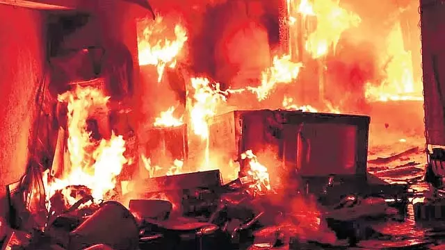 Delhi : बिजनेस कॉलेज की लाइब्रेरी में लगी आग Delhi : बिजनेस कॉलेज की लाइब्रेरी में लगी आग
