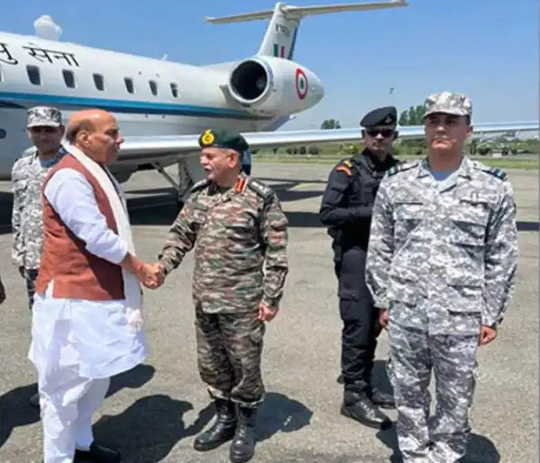 Jammu Kashmir: रक्षा मंत्री राजनाथ सिंह बादामी बाग छावनी पहुंचे Jammu Kashmir: रक्षा मंत्री राजनाथ सिंह बादामी बाग छावनी पहुंचे