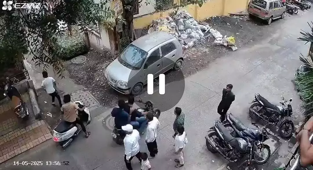 Pune : दत्तावाड़ी में दिनदहाड़े युवक पर कोयता से हमला Pune : दत्तावाड़ी में दिनदहाड़े युवक पर कोयता से हमला