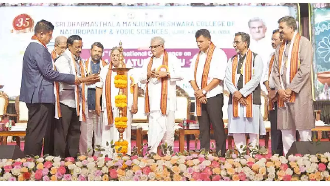 Karnataka: प्राकृतिक चिकित्सा में वैश्विक आवाज़ें दक्षिण कन्नड़ में एकत्रित हुईं Karnataka: प्राकृतिक चिकित्सा में वैश्विक आवाज़ें दक्षिण कन्नड़ में एकत्रित हुईं