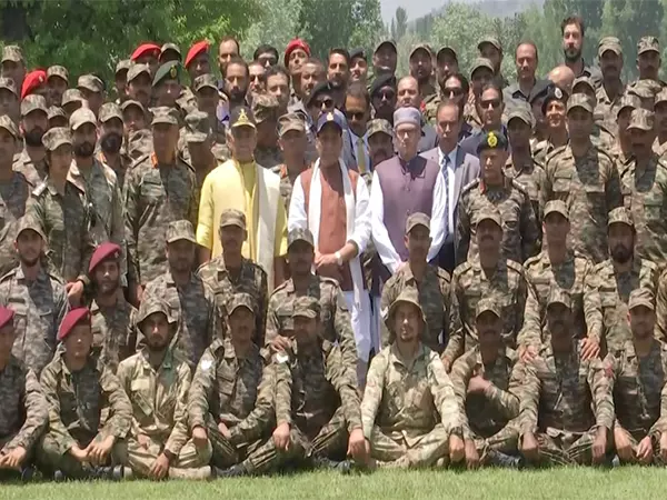 रक्षा मंत्री राजनाथ सिंह ने Srinagar में सैनिकों से बातचीत की, उनकी बहादुरी की सराहना की रक्षा मंत्री राजनाथ सिंह ने Srinagar में सैनिकों से बातचीत की, उनकी बहादुरी की सराहना की