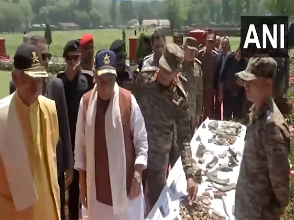 रक्षा मंत्री राजनाथ सिंह नेJ-K में गिराए गए पाकिस्तानी गोले का निरीक्षण किया रक्षा मंत्री राजनाथ सिंह नेJ-K में गिराए गए पाकिस्तानी गोले का निरीक्षण किया