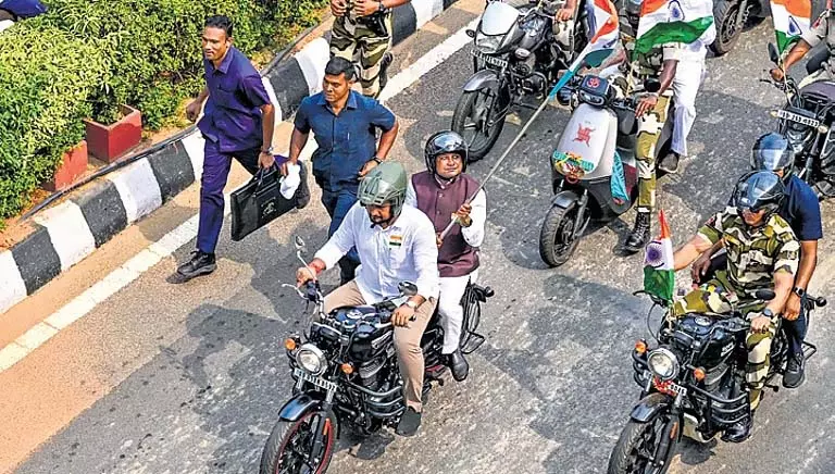 CM Majhi ने ‘तिरंगा यात्रा’ को हरी झंडी दिखाई, सशस्त्र बलों के साहस की सराहना की CM Majhi ने ‘तिरंगा यात्रा’ को हरी झंडी दिखाई, सशस्त्र बलों के साहस की सराहना की