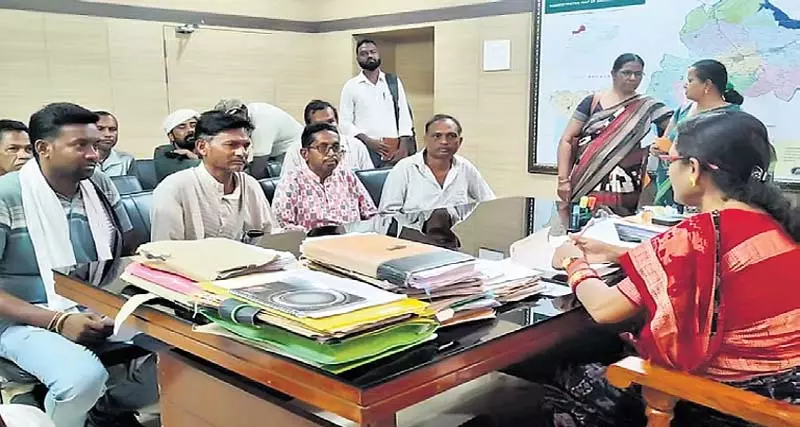 Odisha के बारगढ़ में सांकेतिक चिंताओं के बीच धान की खरीद शुरू हुई Odisha के बारगढ़ में सांकेतिक चिंताओं के बीच धान की खरीद शुरू हुई