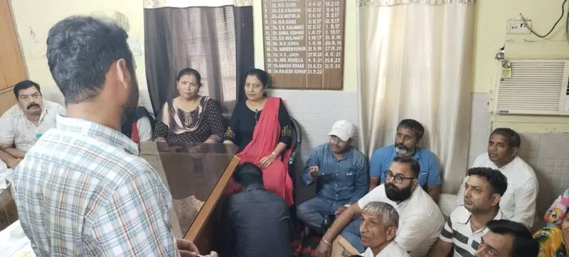 BJP पार्षद ने दूषित पानी के मुद्दे पर निवासियों के धरने का नेतृत्व किया BJP पार्षद ने दूषित पानी के मुद्दे पर निवासियों के धरने का नेतृत्व किया