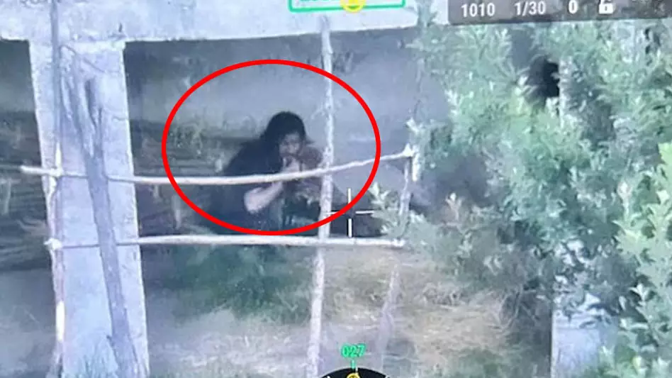 एनकाउंटर का ड्रोन वीडियो सामने आया, सुरक्षाबलों ने 48 घंटों के अंदर 6 आंतकियों को मार गिराया एनकाउंटर का ड्रोन वीडियो सामने आया, सुरक्षाबलों ने 48 घंटों के अंदर 6 आंतकियों को मार गिराया