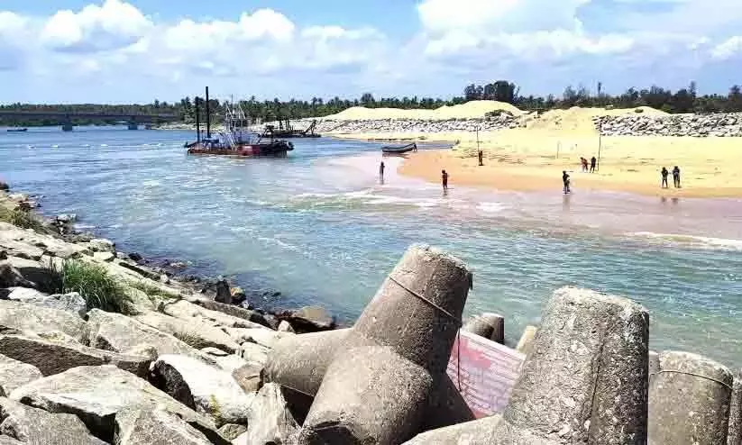 Kerala : ड्रेजिंग कारगर नहीं, पोझी में फिर फंस रही मिट्टी Kerala : ड्रेजिंग कारगर नहीं, पोझी में फिर फंस रही मिट्टी