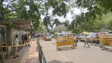10 राउंड फायरिंग...मेट्रो स्टेशन के पास कार सवार पर फायरिंग, इलाके में हड़कंप 10 राउंड फायरिंग...मेट्रो स्टेशन के पास कार सवार पर फायरिंग, इलाके में हड़कंप