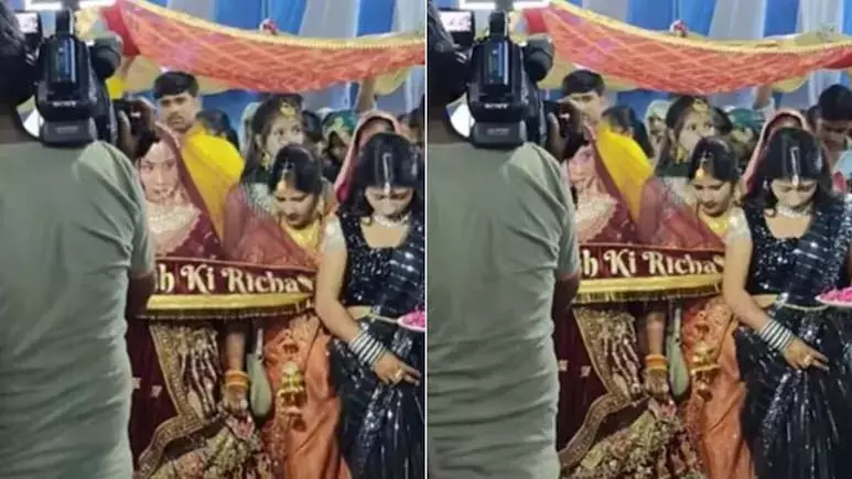 VIDEO: दुल्हन की एंट्री के समय धड़ाम से गिरा वीडियोग्राफर, फिर... VIDEO: दुल्हन की एंट्री के समय धड़ाम से गिरा वीडियोग्राफर, फिर...