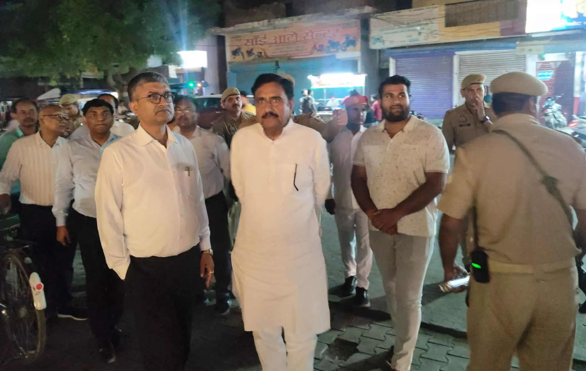 Farrukhabad: जिलाधिकारी आशुतोष कुमार द्विवेदी ने महाराणा प्रताप की मूर्ति के लिए स्थान का किया चयन Farrukhabad: जिलाधिकारी आशुतोष कुमार द्विवेदी ने महाराणा प्रताप की मूर्ति के लिए स्थान का किया चयन