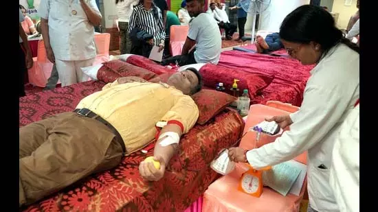 Chandigarh: रक्तदान महाअभियान में उमड़ा जनसैलाब 530 लोगों ने बढ़ाया मदद का हाथ Chandigarh: रक्तदान महाअभियान में उमड़ा जनसैलाब 530 लोगों ने बढ़ाया मदद का हाथ