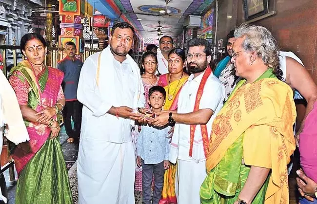 Indrakiladri : देवी दुर्गा को माचिस के आकार की रेशमी साड़ी भेंट की Indrakiladri : देवी दुर्गा को माचिस के आकार की रेशमी साड़ी भेंट की