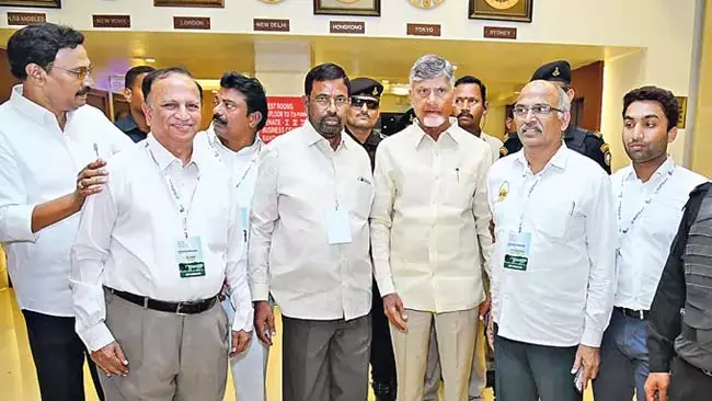 Andhra : मुर्गियों की बीमारियों के निदान के लिए प्रयोगशालाएं स्थापित की जानी चाहिए Andhra : मुर्गियों की बीमारियों के निदान के लिए प्रयोगशालाएं स्थापित की जानी चाहिए