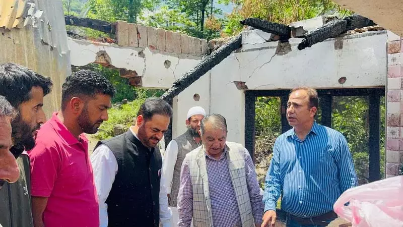 कांग्रेस नेता विकार रसूल वानी ने Uri में सीमा पार से गोलाबारी प्रभावित इलाकों का दौरा किया कांग्रेस नेता विकार रसूल वानी ने Uri में सीमा पार से गोलाबारी प्रभावित इलाकों का दौरा किया