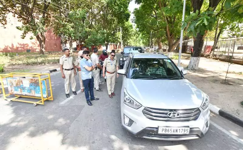 PU आज कैंपस में दो जगहों पर वन-वे ट्रैफिक सिस्टम लागू करेगा PU आज कैंपस में दो जगहों पर वन-वे ट्रैफिक सिस्टम लागू करेगा