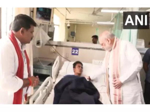 गृह मंत्री अमित शाह हाल ही में नक्सली मुठभेड़ में घायल हुए जवानों से मिलने पहुंचे AIIMS गृह मंत्री अमित शाह हाल ही में नक्सली मुठभेड़ में घायल हुए जवानों से मिलने पहुंचे AIIMS