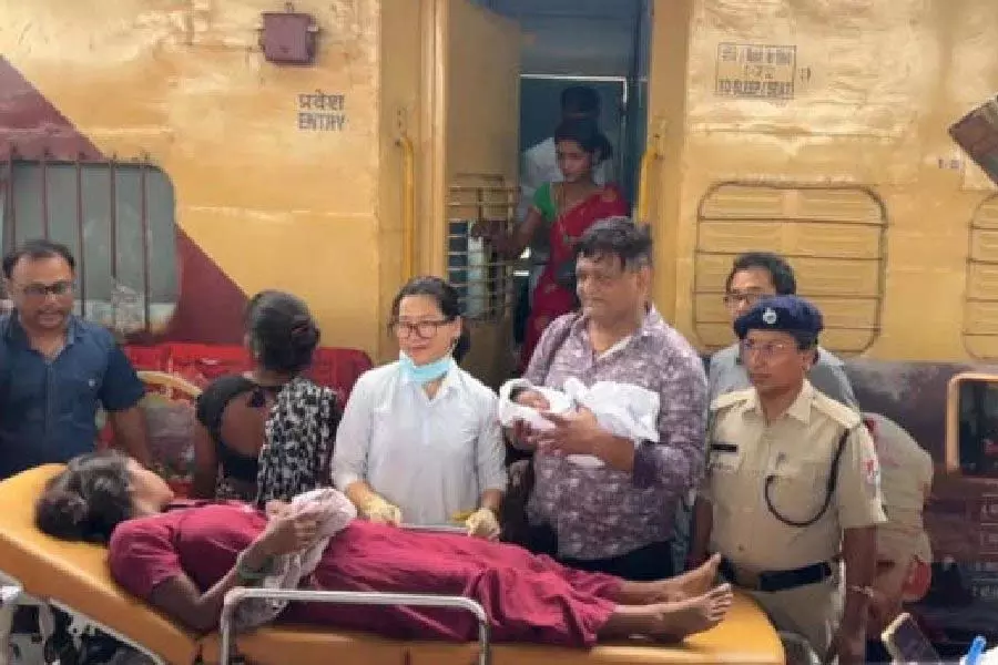 RPF कांस्टेबल ने गर्भवती महिला को स्टेशन पर बच्चे को जन्म दिलाने में मदद की RPF कांस्टेबल ने गर्भवती महिला को स्टेशन पर बच्चे को जन्म दिलाने में मदद की
