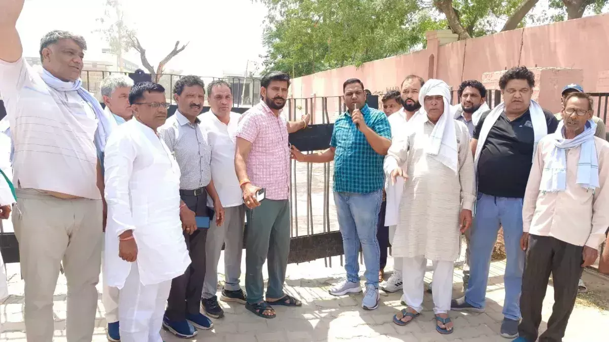 Jind: उठान में लापरवाही पर फूटा आढ़तियों का गुस्सा, मंडी गेट पर लगाया ताला Jind: उठान में लापरवाही पर फूटा आढ़तियों का गुस्सा, मंडी गेट पर लगाया ताला