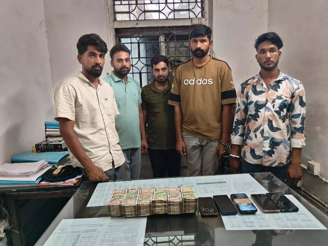 रायपुर : 15 लाख लूटने वाले गिरफ्तार, मुख्य साजिशकर्ता निकला पीड़ित का परिचित रायपुर : 15 लाख लूटने वाले गिरफ्तार, मुख्य साजिशकर्ता निकला पीड़ित का परिचित